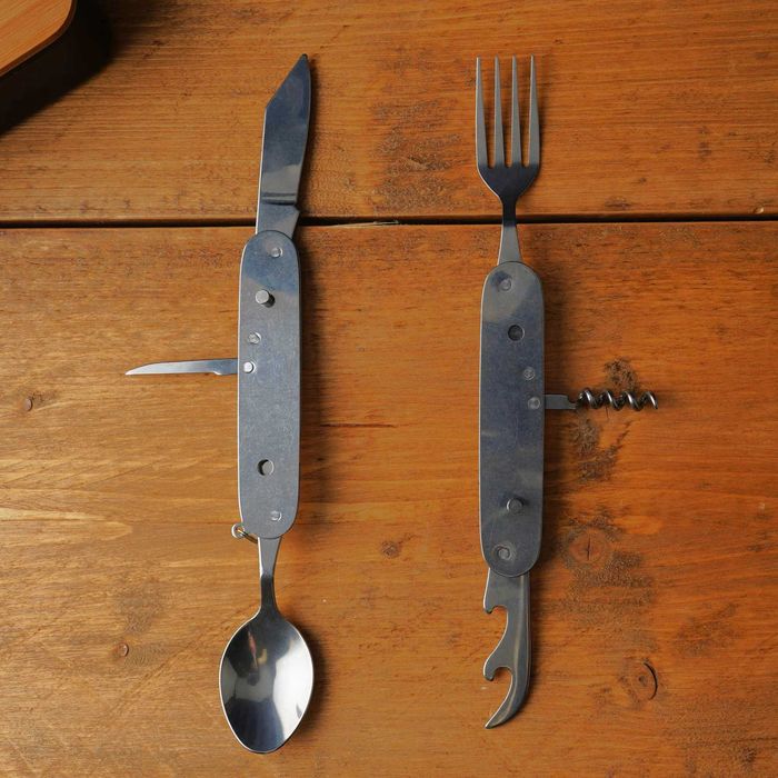 Set multifuncțional cu tacamuri ; briceag din inox cu husa, NOU, sigilat, realizat in Germania; are lingura, cutit si furculita