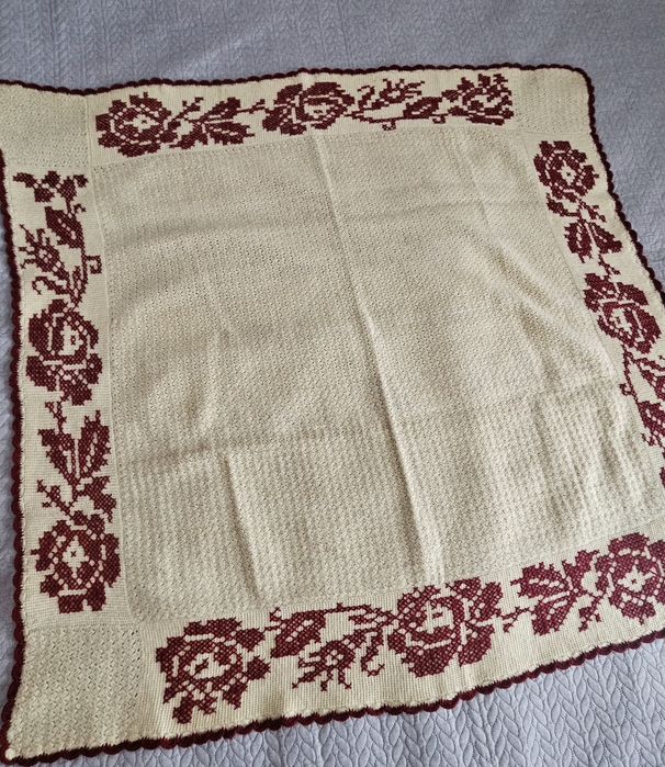 Ръчно плетено, вълнено, бебешко одеяло с бродерия