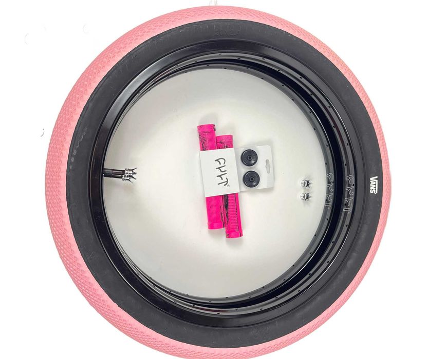 НОВИ ПРОМО 2x броя гуми CULT VANS + грипове и капачки колело BMX БМХ