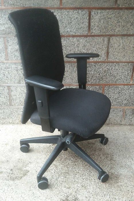 Офис стол Interstuhl със забележки по тапицерията