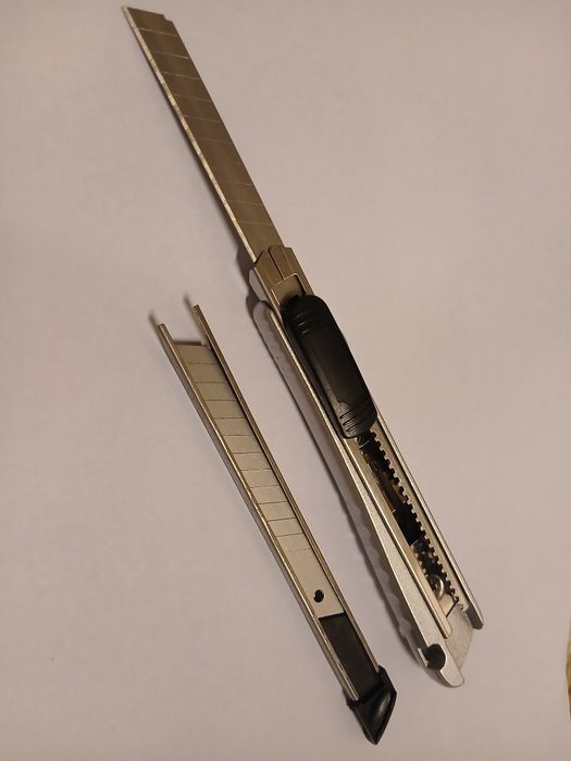 Cutter ergonomic metal,cu 5 lame incorporate