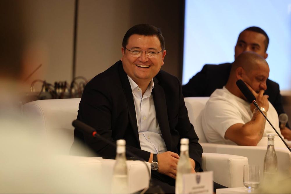 Настольни микрафон канфиренса учун синхиронни таржимон