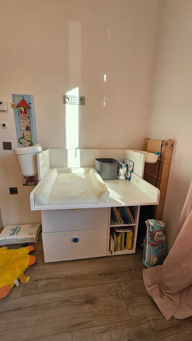 Vând măsuță de înfășat Ikea