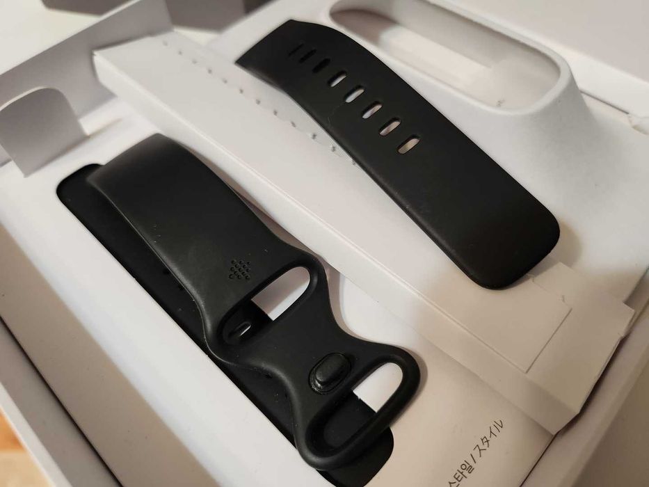 Fitbit Versa 4 с кутия, гаранция и 2 каишки