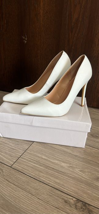 Бели кожени токчета