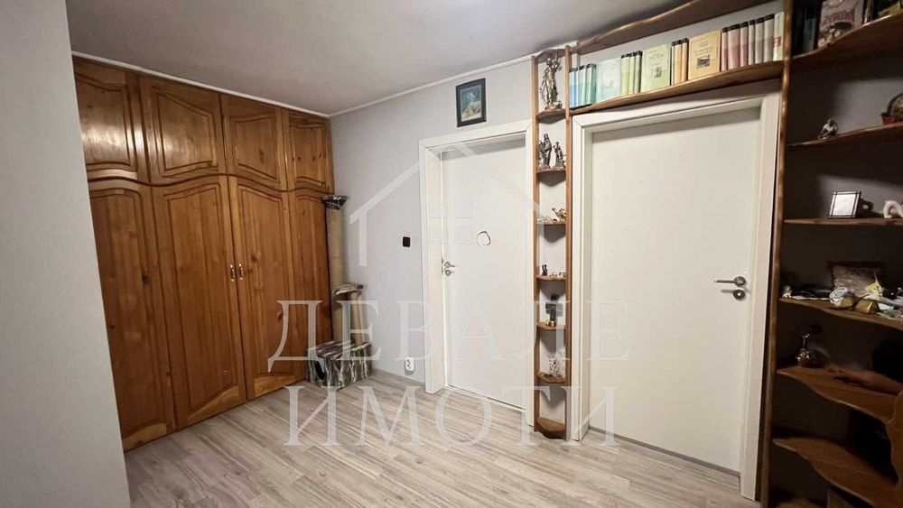 Продава се масивна двуетажна къща с гараж в гр. Мартен