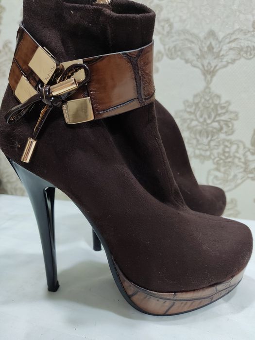 Ботильоны на высоком каблуке