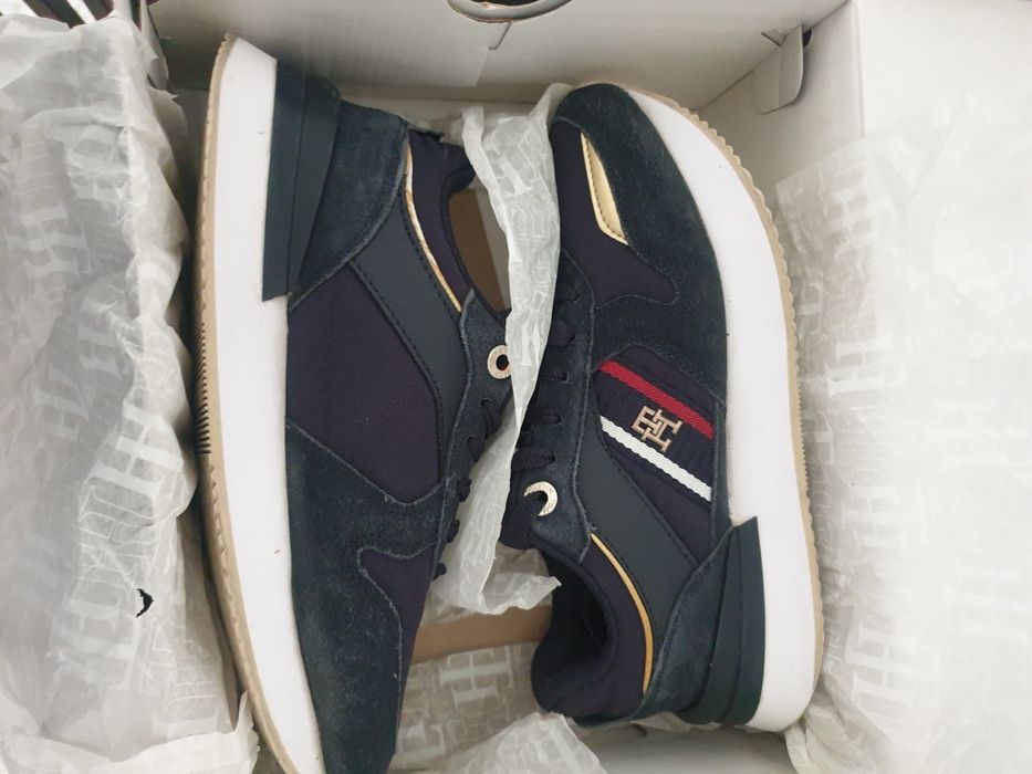 Кроссовки Tommy Hilfiger.