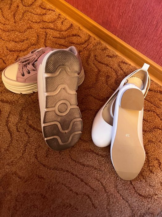 Две пары кроссовок и туфли