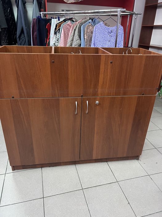Продам тумбу с тремя отсеками .