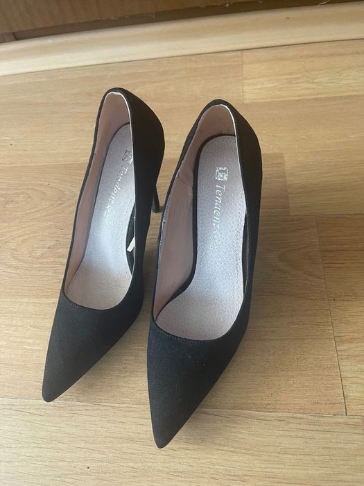 Продавам дамски велурени обувки на ток