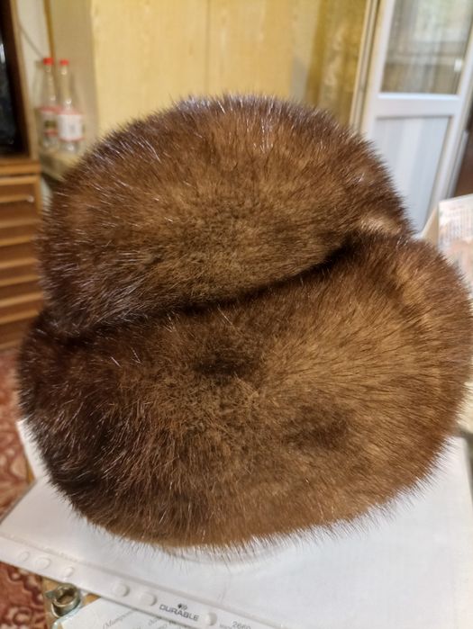 Продам женскую норковую шапку.Индпошив.56 размер.Коричневого цвета.