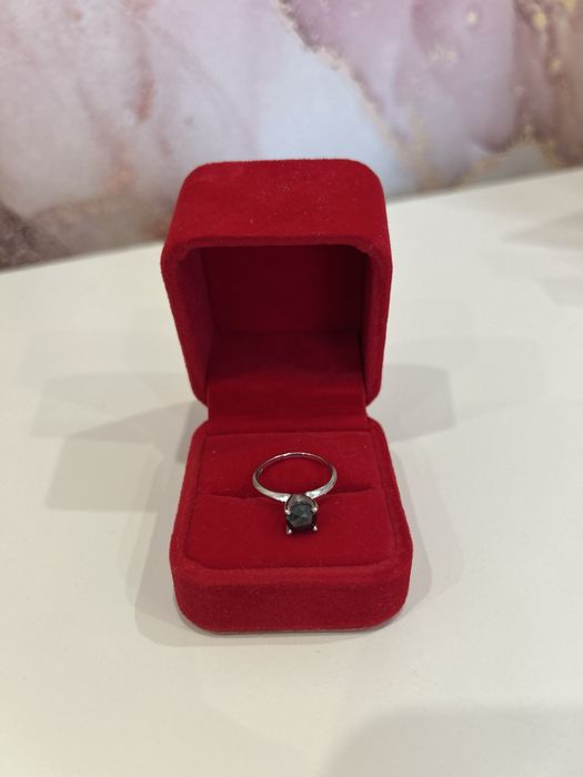 Бриллианты бар алтын сақиналар сатамын