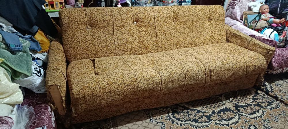 отдаю диван бесплатно (состояние среднее)