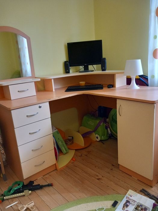 Бюро от два цвята жълто и оранжево