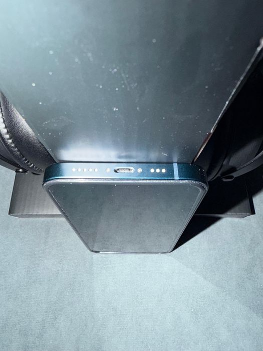 продам айфон 13.