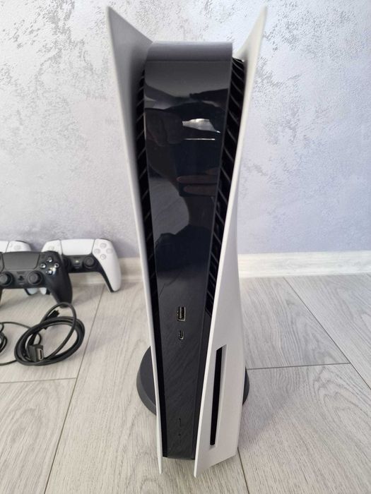 PS5 Disc Edition 825GB + 3 джойстика