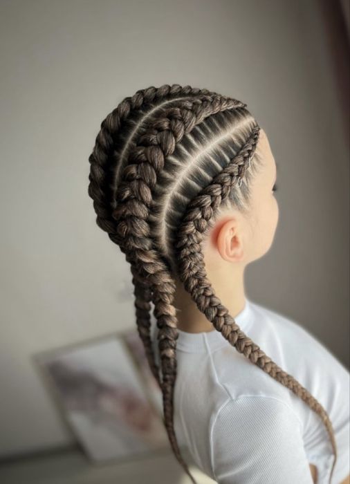 Împletituri afro și codițe colorate – look perfect pentru vară!