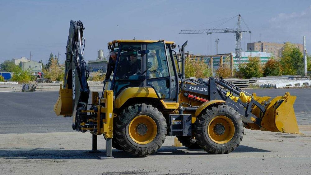 XCMG XC8-S3570  равноколесный экскаватор-погрузчик склад