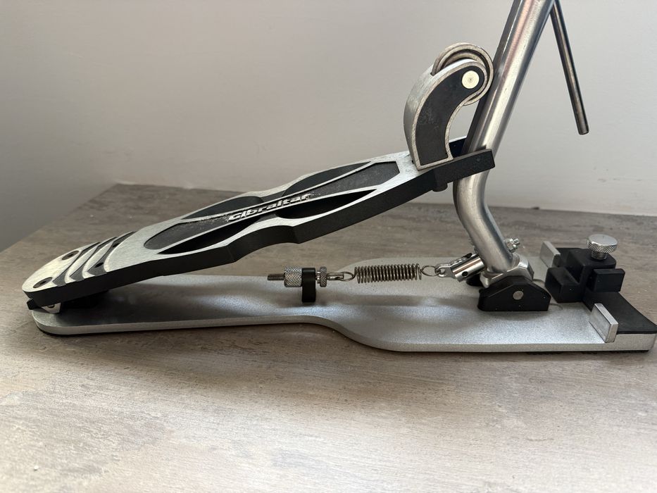 Pedală pentru tobe bass