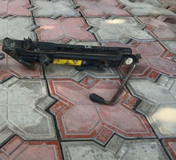 Домкрат для машины