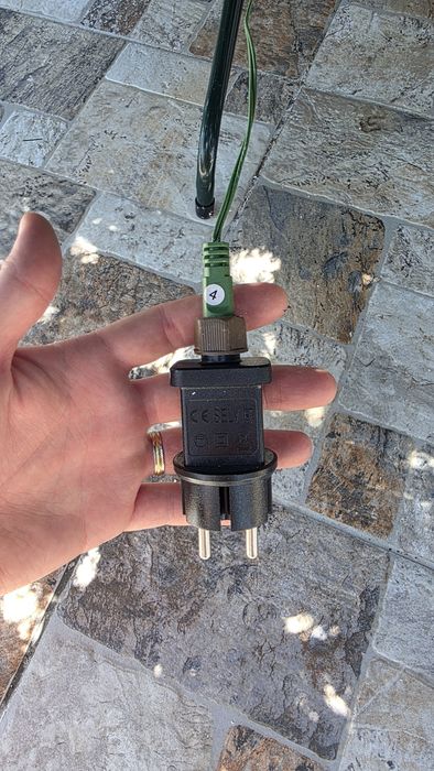 Brad artificial  2m cu zapada, conuri si  lumini integrate