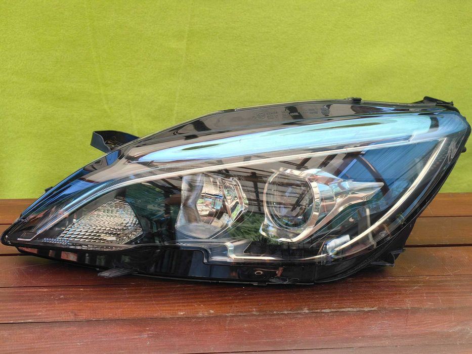 Фар за Peugeot 308 / Пежо 308