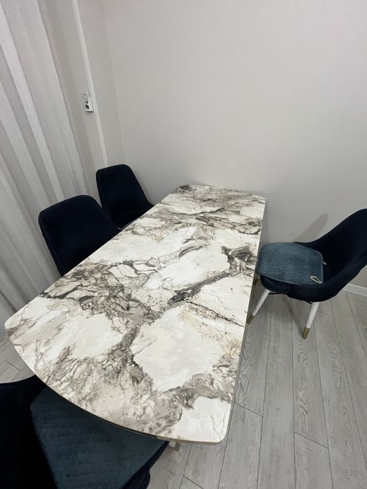 Стол и стулья для кухни