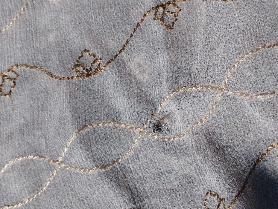 Елегантна фина кърпа / шал с богата бродерия (Със забележки)