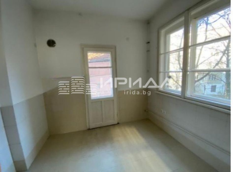 Продава се Тристаен апартамент в София, Център - 86 кв.м за 2010 €/кв.м - Снимка #3