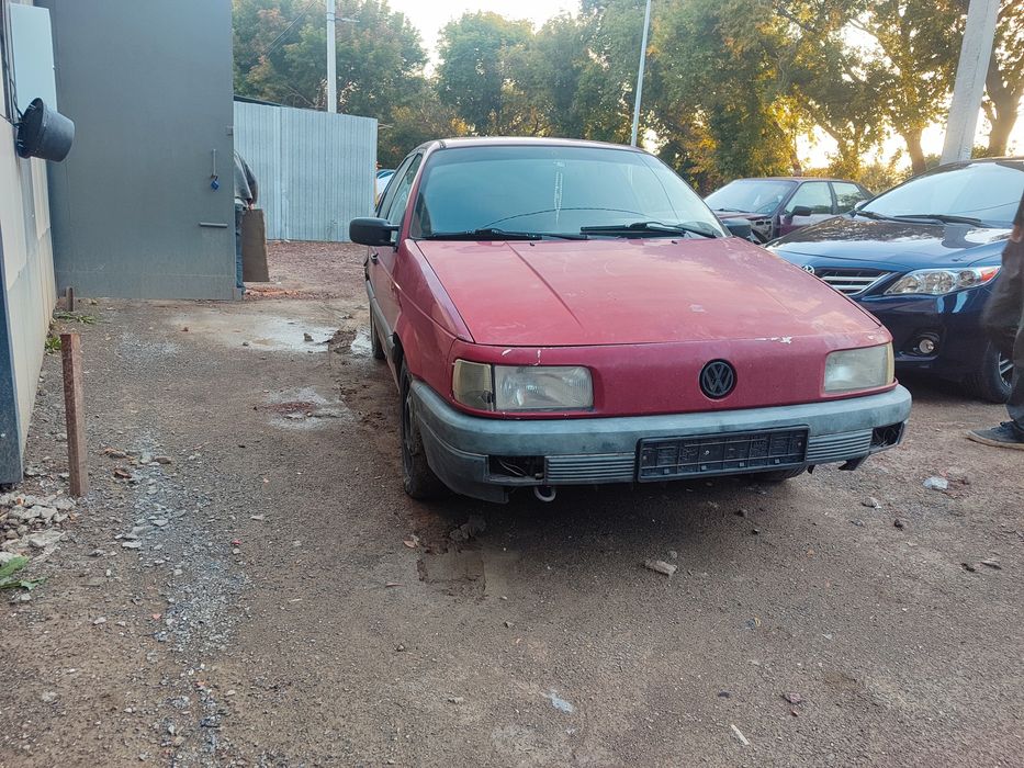 По запчастям продаётся пассат Б3 седан