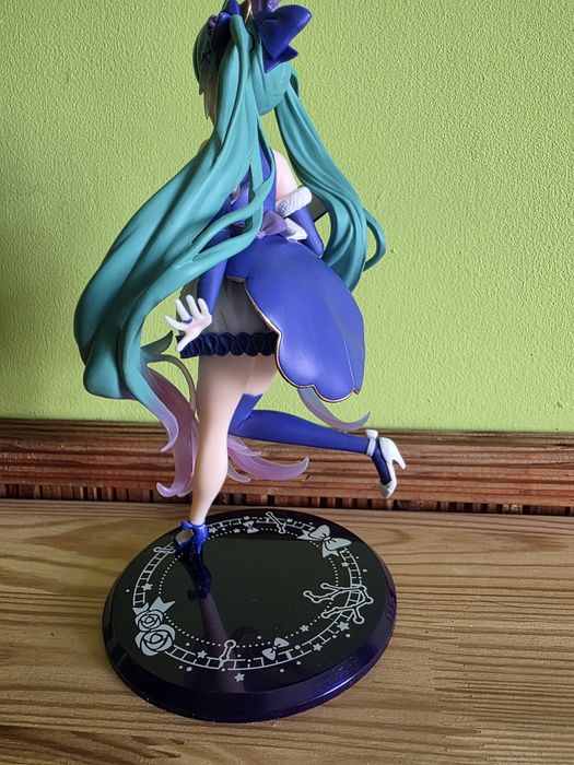 Продавам различни фигурки на Hatsune Miku