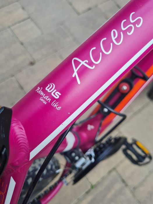Bicicleta MTB CUBE, de dama.