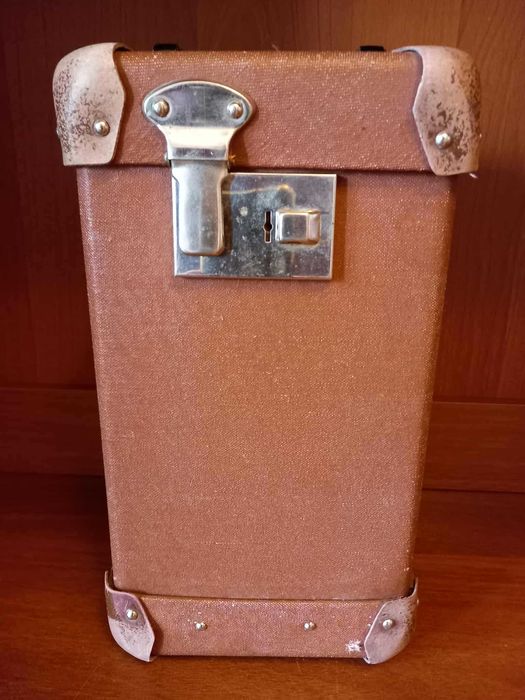 в продаже редкий чемодан  ссср с термосом внутри.  цена стоит условн