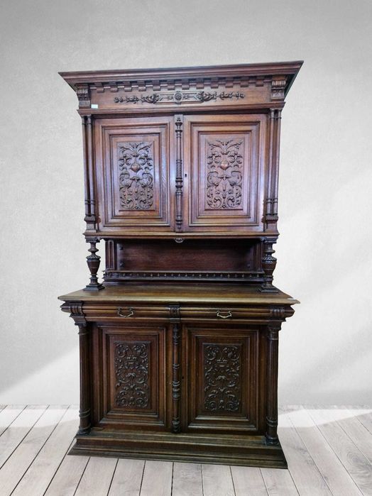 Ръчно резбован дъбов бюфет в стил Неоренесанс, налични два броя