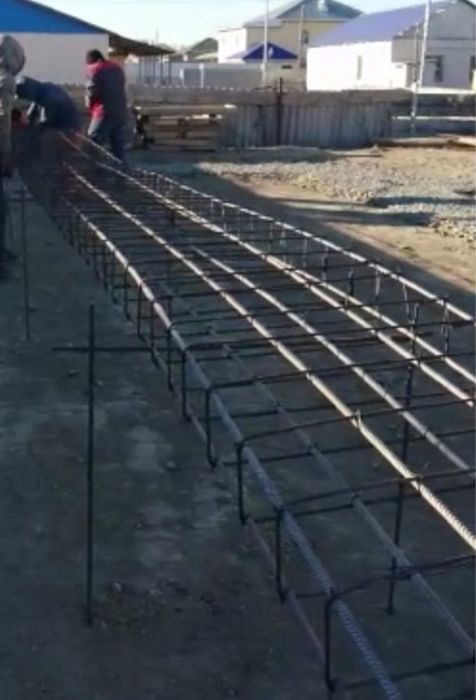 Земельный участок с фундаментом в центре