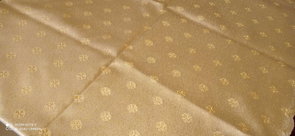 Продавам две луксозни покривки за маса