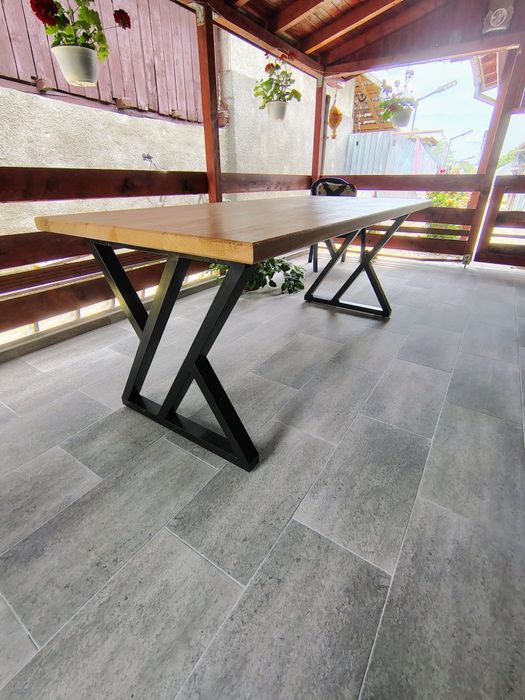 Masă dining premium din lemn masiv și metal, design modern industrial