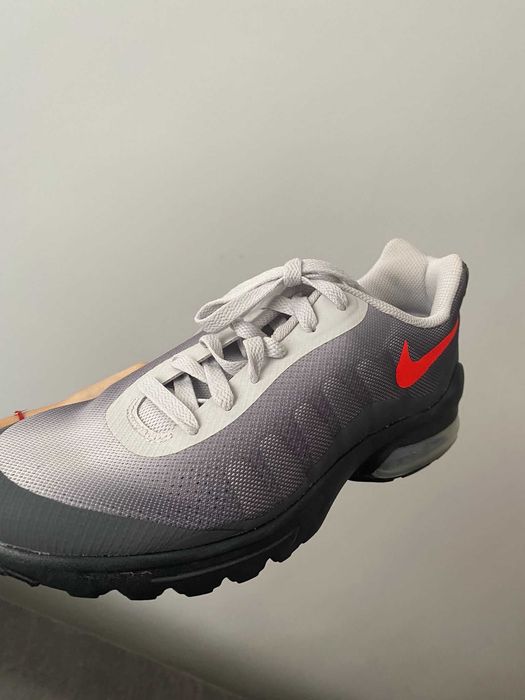 Vand adidasi Nike Air Max Invigor