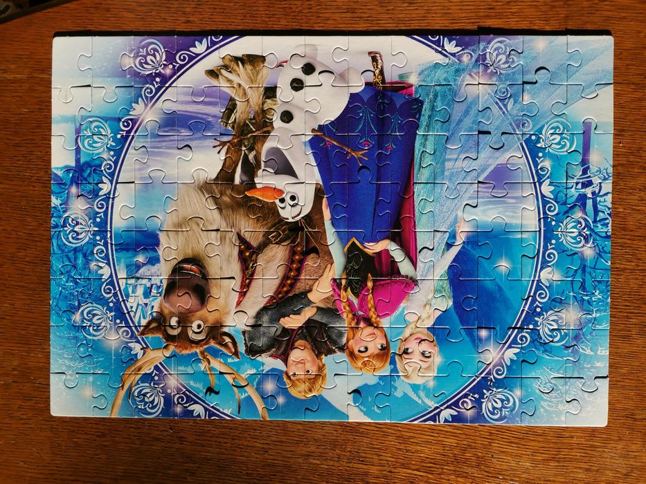 Vând puzzle Frozen 104 piese