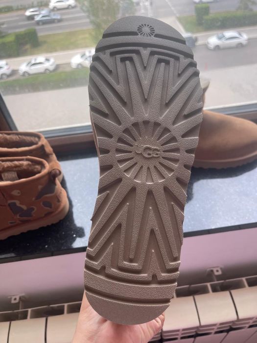 Продам оригинальный ботинки UGG