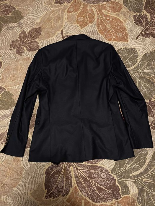 Costum bleumarin din doua piese.Marimi : sacoul (50);pantaloni (54)
