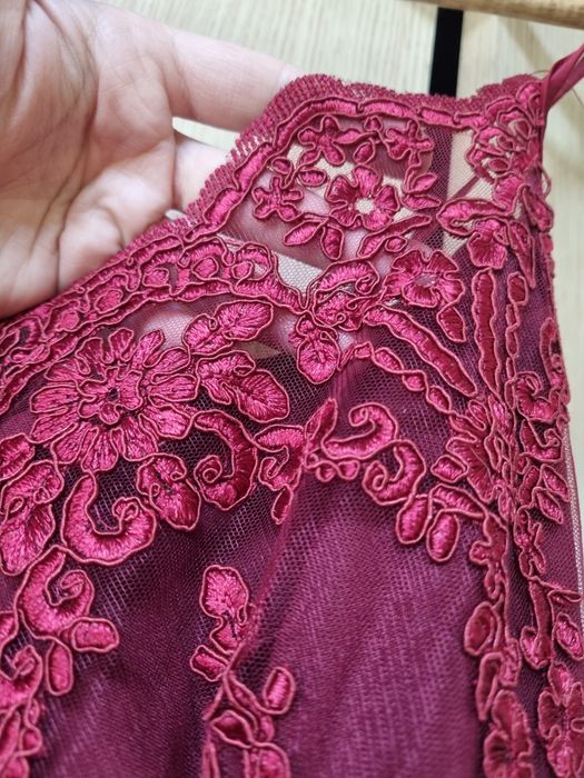 Стилна рокля Бордо