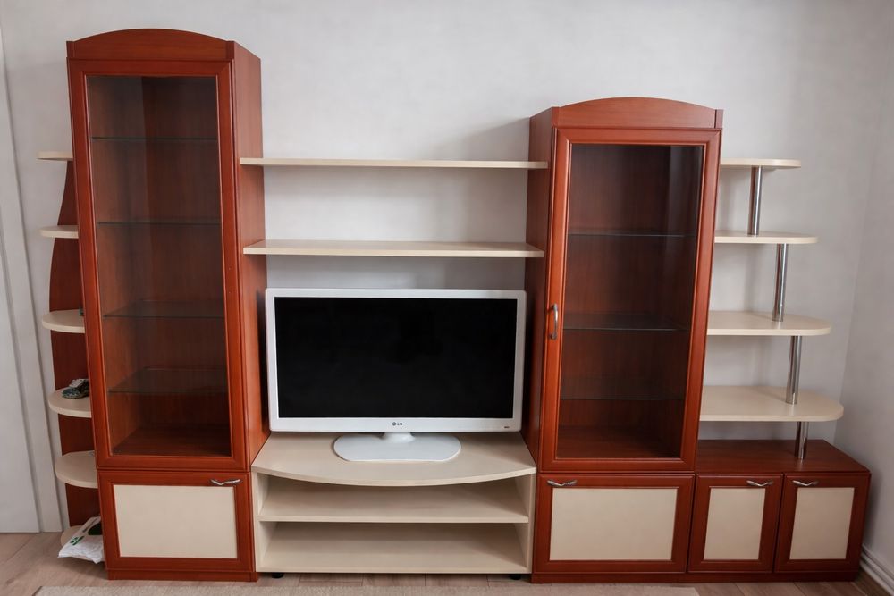 Тв секция с витрина