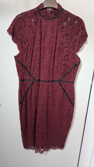 Myleene Klass бордо дантелена рокля с контрастни кантове