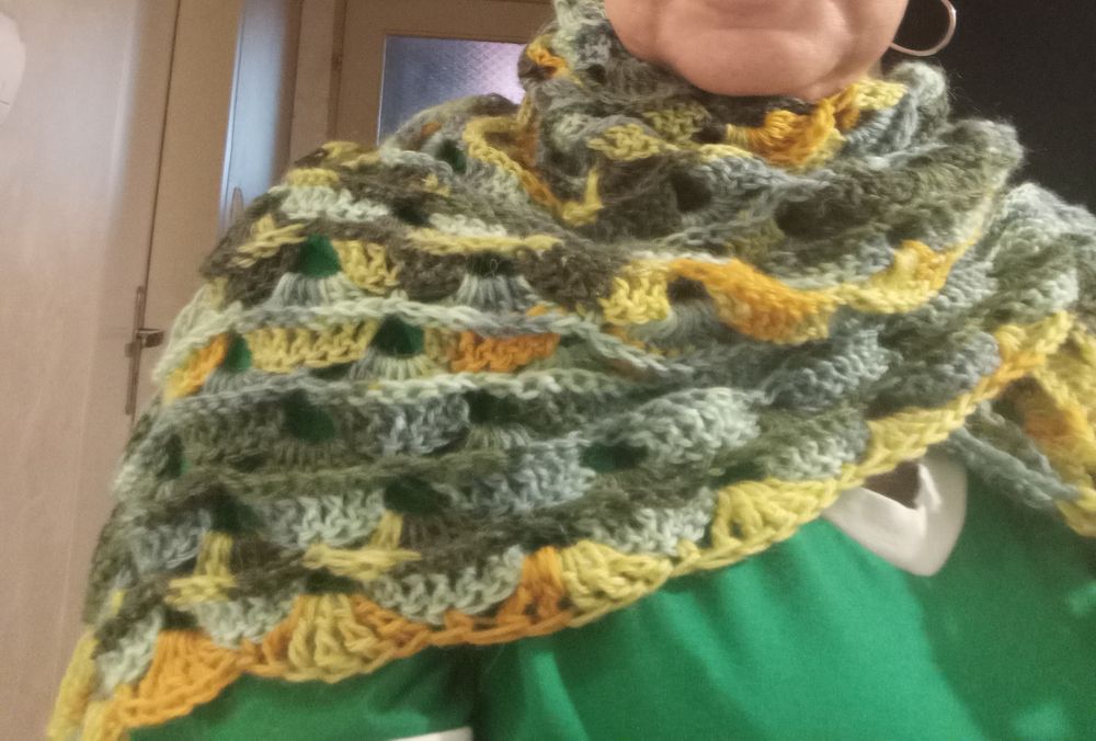 Топъл, пъстър шал, подходящ за есен-зима.