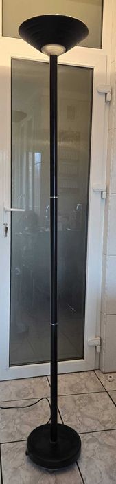 Lampă de podea neagră cu  dimmer, variator intensitate luminoasa