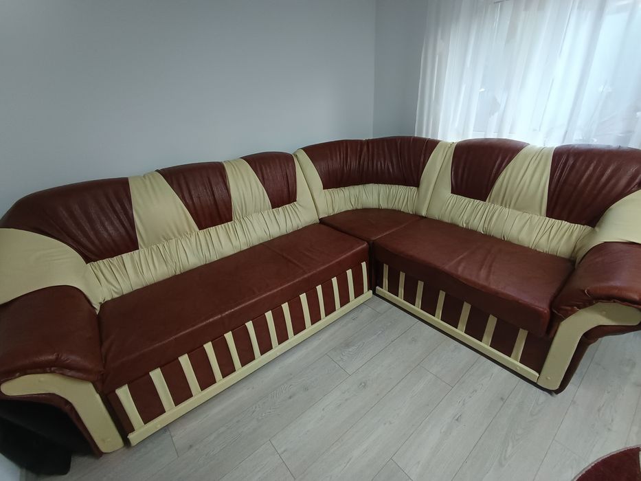 Vând colțar din piele maro cu crem foarte puțin folosit
