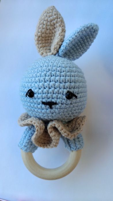 Различни плетени бебешки играчки