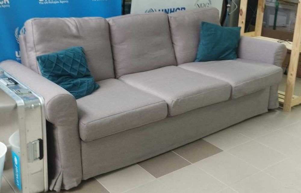 Продавам троен диван